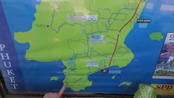 Mano turística apunta al mapa RAWAI de Phuket, Tailandia, marzo, 2018 — Vídeo de stock