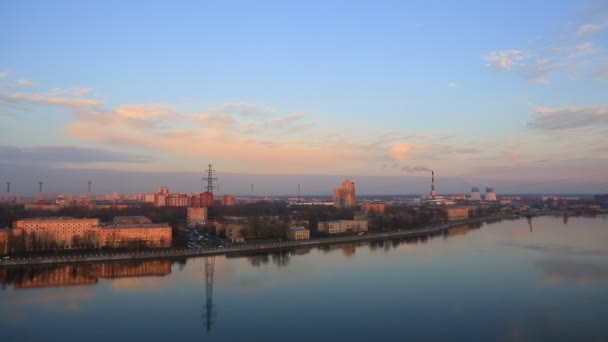 Moscú, julio de 2018, Vista de San Petersburgo y el río Neva a principios de primavera en los rayos del sol del amanecer. Tráfico en el terraplén, reflejo de edificios en el agua — Vídeo de stock