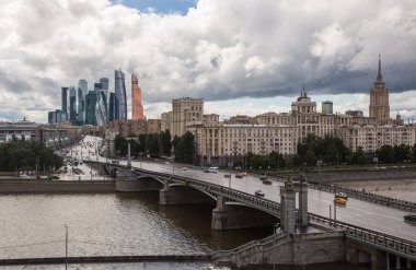 Moskova, Temmuz 2018, Rus başkenti Moskova 'nın merkezi, Moskova nehri ve iş merkezi Moskova' nın sabah manzarası.