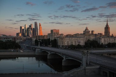 Moskova, Temmuz 2018, Rus başkenti Moskova 'nın merkezi, Moskova nehri ve iş merkezi Moskova' nın sabah manzarası.