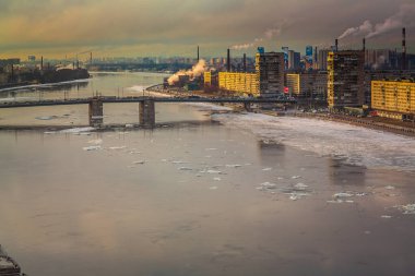Nisan 2018, Rusya, Saint Petersburg. Volodarsky köprüsünün ve setin üst manzarası. Gün batımı