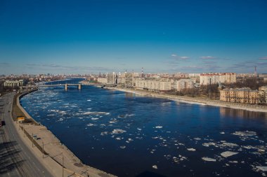 Nisan 2018, Rusya, Saint Petersburg. Volodarsky köprüsünün ve barajın üst görüntüsü.