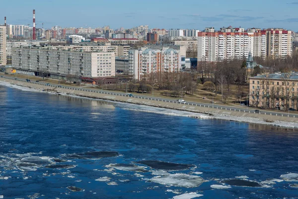 April, 2018, Russia, Saint Petersburg. Top view of the river Neva and the embankment. Day time — Stock Photo, Image