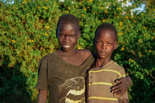 Diciembre de 2019. África, Uganda, una aldea cerca de Entebbe. Dos pobres chicos, dos amigos — Foto de Stock