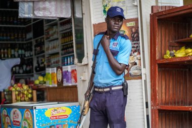 Aralık, 2019. Afrika, Uganda, Afrika 'dan sahneler, silahlı adam, Sarasen Uganda üniforması, güvenliğin yeni boyutu.
