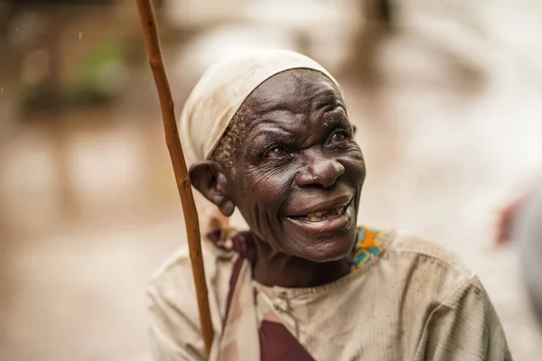 Diciembre de 2019. África, Uganda, escenas de la vida africana, pobre abuelita negra — Foto de Stock