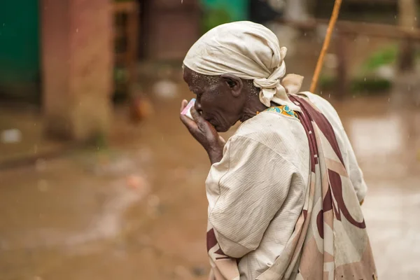 Diciembre de 2019. África, Uganda, escenas de la vida africana, pobre abuelita negra — Foto de Stock