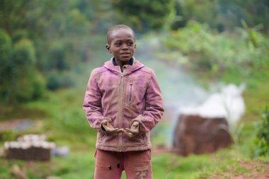 Aralık, 2019. Afrika, Uganda, Afrika 'dan sahneler, zavallı siyah büyükanne.