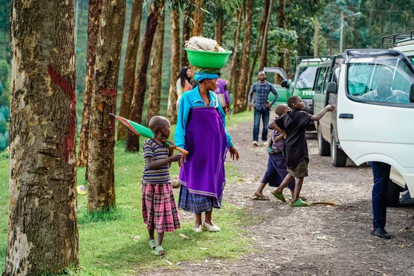 Diciembre de 2019. África, Uganda, escenas de la vida africana, una mujer africana y niños — Foto de Stock