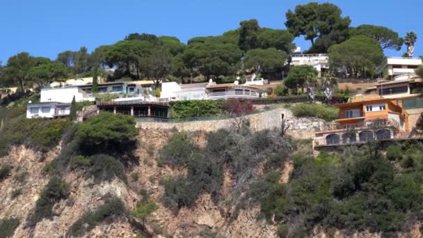 May, 2019, Spain, coastal landscape, villas and houses on the rocks of the Costa Brava — 비디오