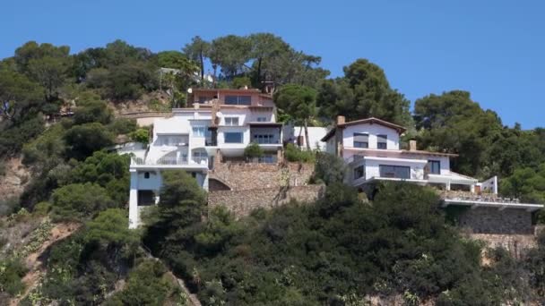 Május, 2019, Spanyolország, tengerparti táj, villák és házak a sziklák a Costa Brava — Stock videók