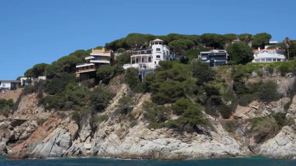 May, 2019, Spain, coastal landscape, villas and houses on the rocks of the Costa Brava — 비디오