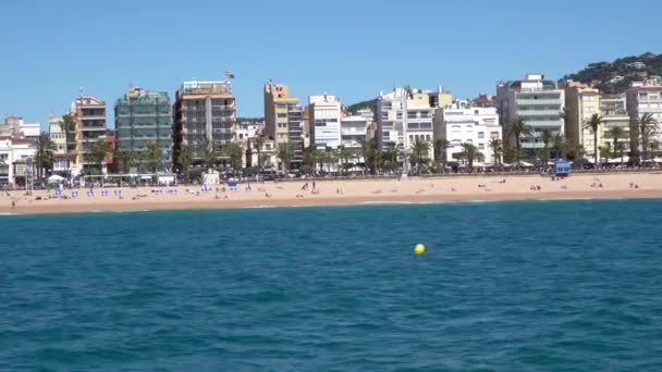 Május, 2019, Lloret, Spanyolország, kilátás a hajóról a strandra és a szállodákra — Stock videók