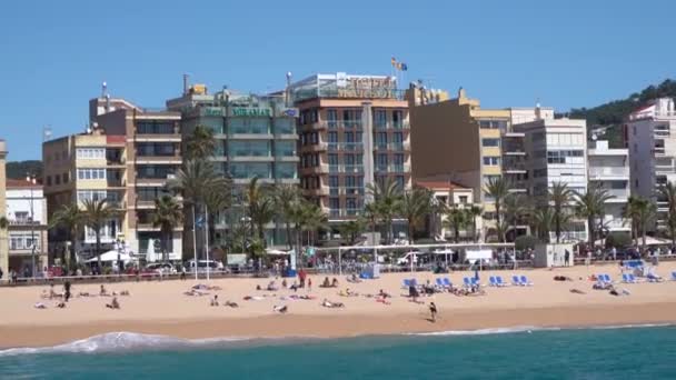 Mai, 2019, Lloret, Espagne, vue du bateau à la plage et hôtels — Video