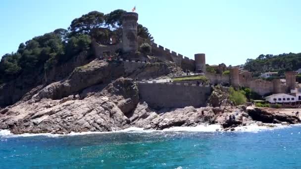 Květen, 2019, Španělsko, Tossa de mar, středověká hradní pevnost Villa Vella, námořní cesta — Stock video