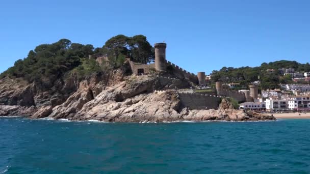 Květen, 2019, Španělsko, Tossa de mar, středověká hradní pevnost Villa Vella, námořní cesta — Stock video
