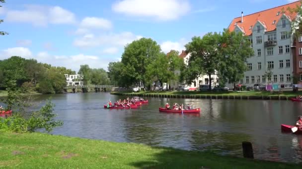 Duitsland, juni 2019. Luebeck, Uitzicht op de stad en jongeren kajakken op de rivier — Stockvideo