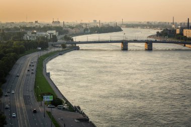 Ağustos 2017, Rusya, Saint Petersburg. Volodarsky köprüsünün ve barajın üst görüntüsü.