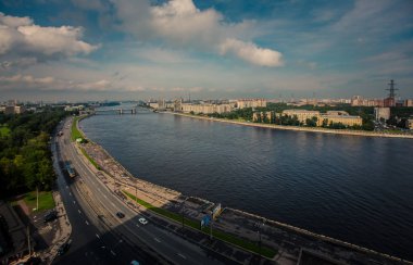 Ağustos 2017, Rusya, Saint Petersburg. Volodarsky köprüsünün ve barajın üst görüntüsü.