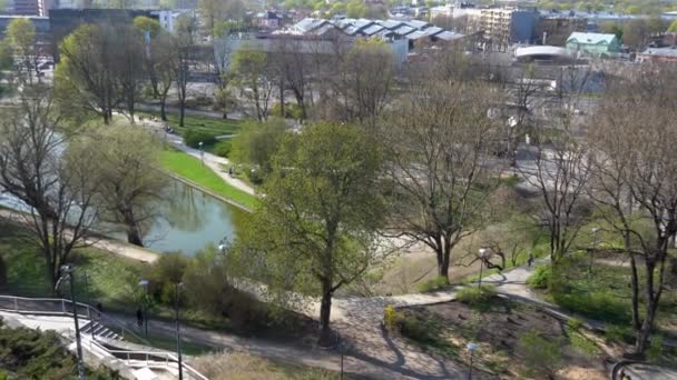 Verbazingwekkend uitzicht vanuit Tallinn over het park. — Stockvideo