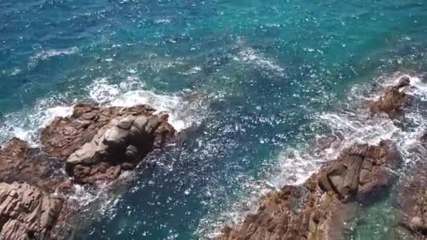 Vatten och vågor i Medelhavet, bryta på klipporna — Stockvideo