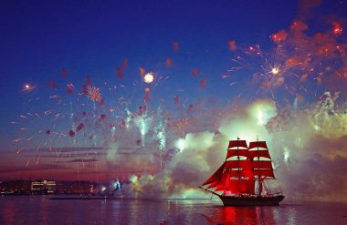 Havai fişekler ve okul havacıları onuruna kırmızı yelkenli bir gemi. Haziran 'da St. Petersburg' da geleneksel bir tatil.