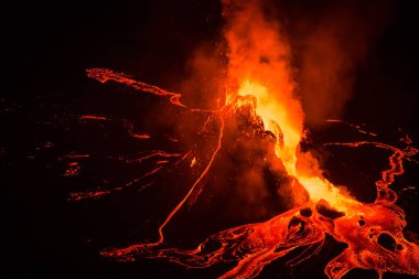 Nyiragongo yanardağının ağzında kaynayan lav, Kongo