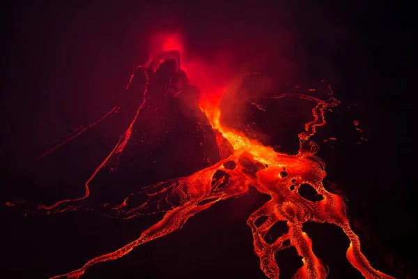 Nyiragongo yanardağının ağzında kaynayan lav, Kongo