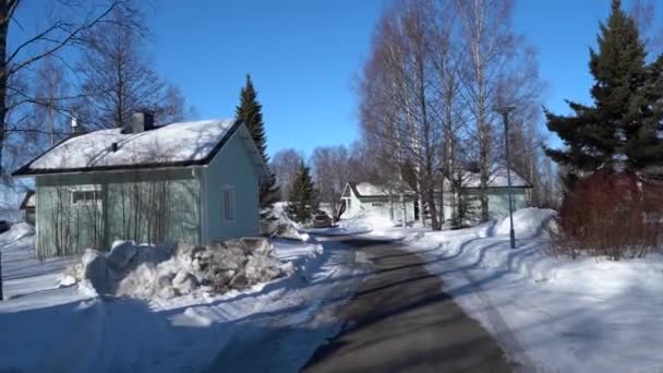 Mars, 2019, Finlande Paysage d'hiver avec des chalets bleus, route et nature carélienne — Video