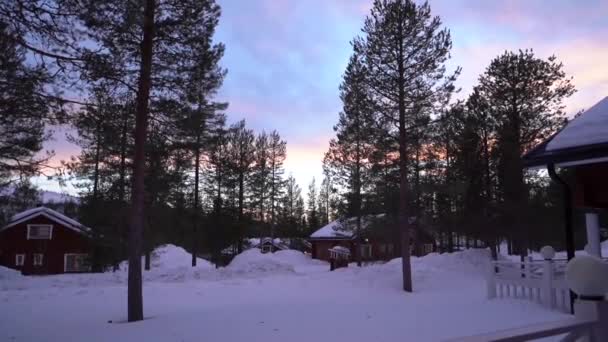 Marzo, 2019, Finlandia Paisaje de invierno al atardecer con cabañas de madera y naturaleza de Karelia — Vídeo de stock