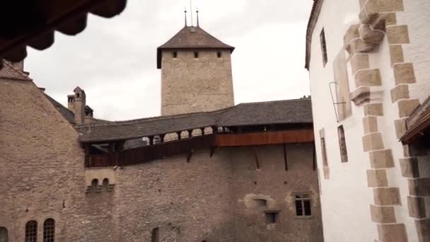 Внутренний двор средневековой крепости Чийонский замок, Швейцария, май 2019 г. — стоковое видео