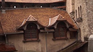 İsviçre, Montreux yakınlarındaki Cenevre Gölü kıyılarındaki Chillon şatosunun iç avlusunda 2019 Mayıs 'ında hiç kimse
