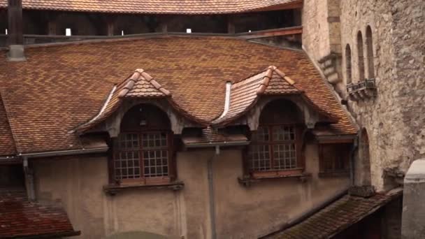中世の要塞チヨン城の中庭、スイスのモントルー近くのジュネーヴ湖のほとり、 5月、 2019 — ストック動画