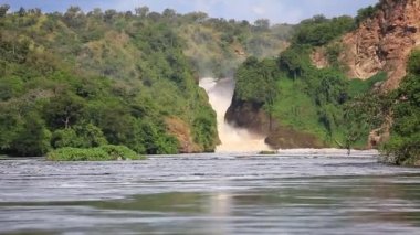 Güçlü Murchison, Afrika 'daki Nil Nehri' nin üst kısımlarına düşüyor.