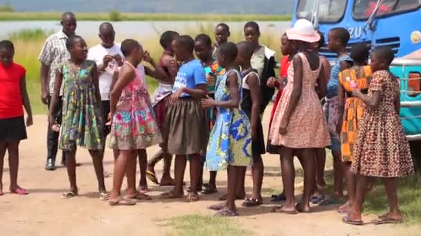 Aralık, 2019. Afrika, Uganda, kısa saçlı kızlar okul otobüsünde gülüyor, şarkı söylüyor ve dans ediyor. — Stok video