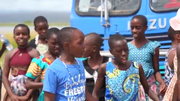 December, 2019. Afrika, Oeganda, kortharige meisjes lachen, zingen en dansen in de schoolbus — Stockvideo