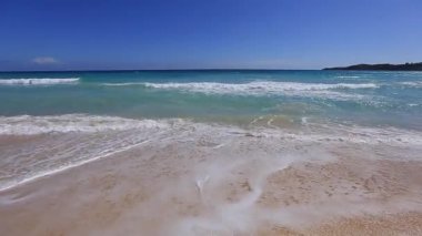 Sarı kum ve turkuaz Atlantik okyanusuyla kocaman boş bir sahil.