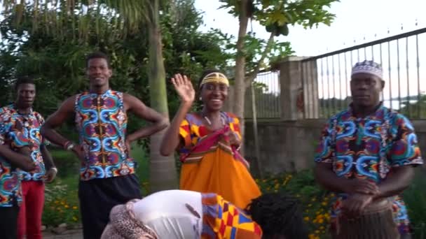 Dicembre 2019. Africa, Uganda, un villaggio vicino Entebbe. intervista ai ballerini della danza nazionale africana — Video Stock