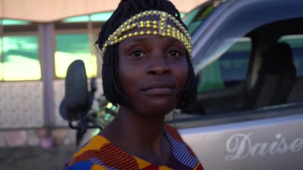 Diciembre de 2019. África, Uganda, una aldea cerca de Entebbe. entrevista con bailarines de la danza nacional africana sobre la palabra mamá — Vídeo de stock