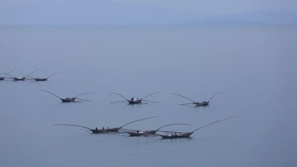 Minimalistic τοπίο, λίμνη blu και αλιευτικά σκάφη που επιπλέουν την αυγή στη Ρουάντα — Αρχείο Βίντεο