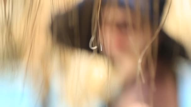 Retrato de uma menina em um chapéu preto, aparecendo a partir do foco — Vídeo de Stock