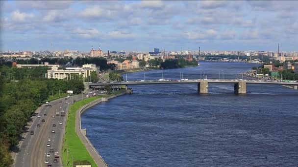 橋と堤防の上からの眺め — ストック動画