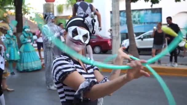 Maart, 2019, Mexico, Playa del Carmen, festival, meisje met masker en gestreepte jurk jongleren hoepels — Stockvideo