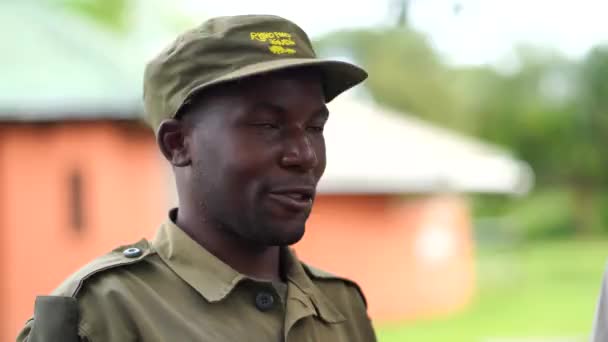 Dezembro de 2019. África, Uganda, o guia do Safari Park diz que deseja que todos voltem seguros — Vídeo de Stock