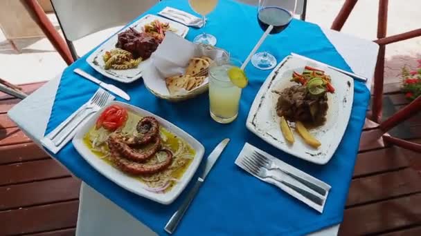 Tři porce a nápoje v řecké restauraci. — Stock video