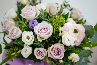 Leylak renginde bir buket taze çiçek.