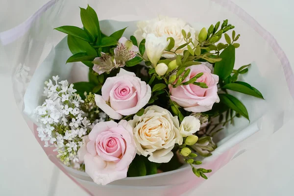 Bouquet of fresh roses on a light gray background natural background — Stock Photo, Image