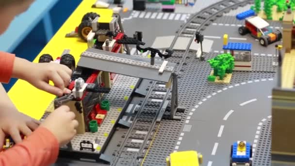 Demiryolunu inşa etmek için çocukların elleri — Stok video