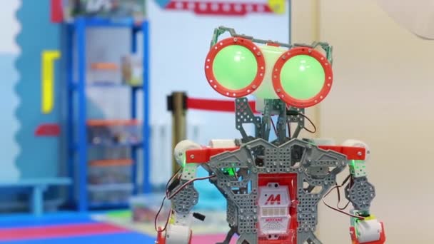 Robot rengini değiştiriyor ve elini sallıyor. Çocuk Robot Okulu, Saint Petersburg, Rusya, Mart 2018 — Stok video