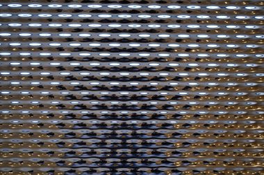 Metal kıvrımlı gümüş kaplama birçok yansıması var.